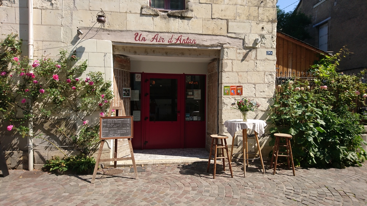 CHINON-UN AIR D'ANTAN-Façade restaurant