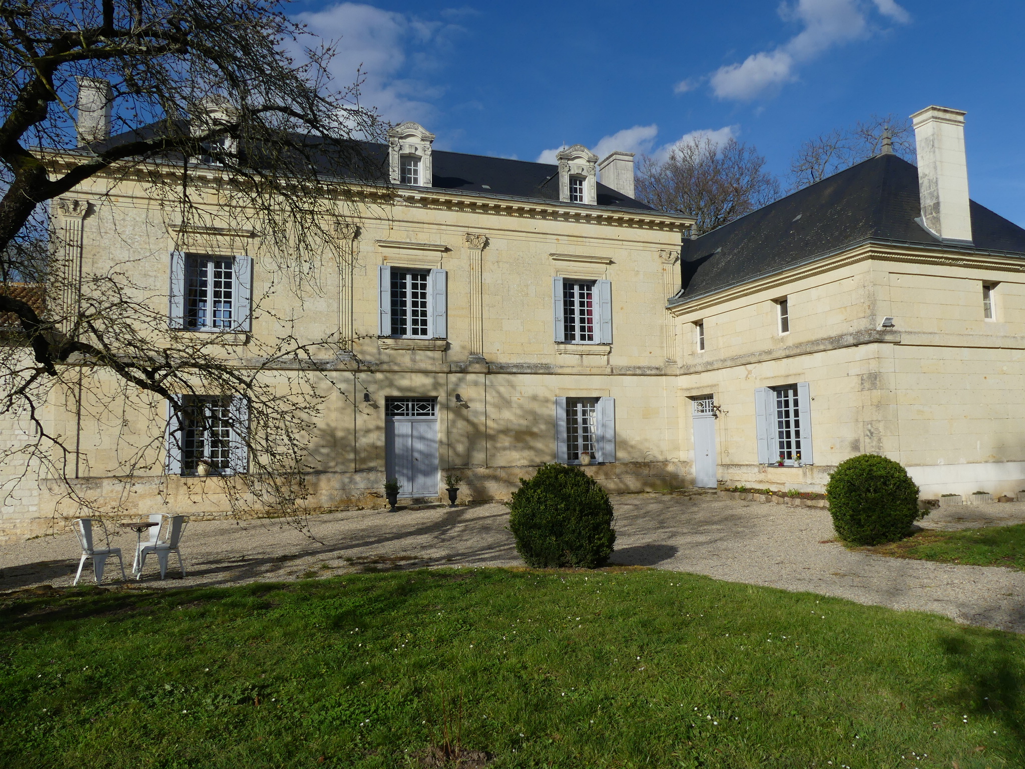 Façade sud, entrée de la demeure