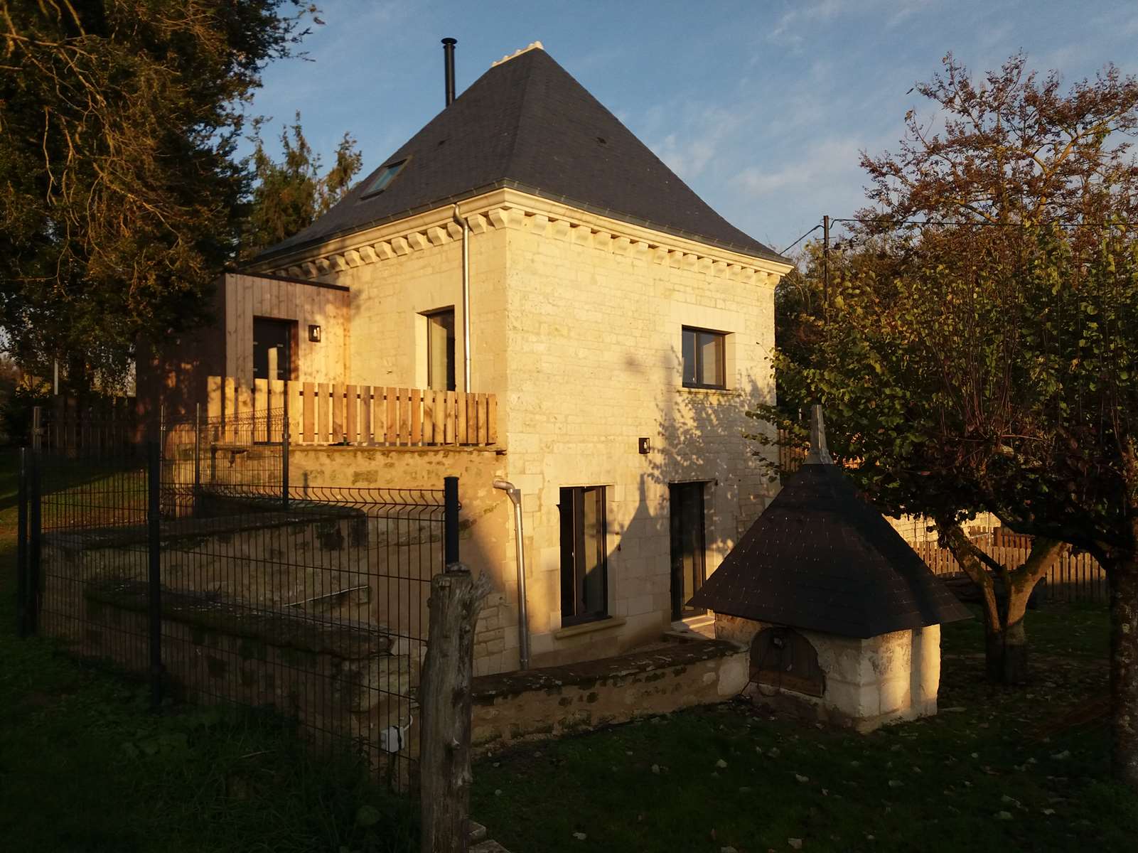 Vue Sud ouest du Pigeonnier avec Puits