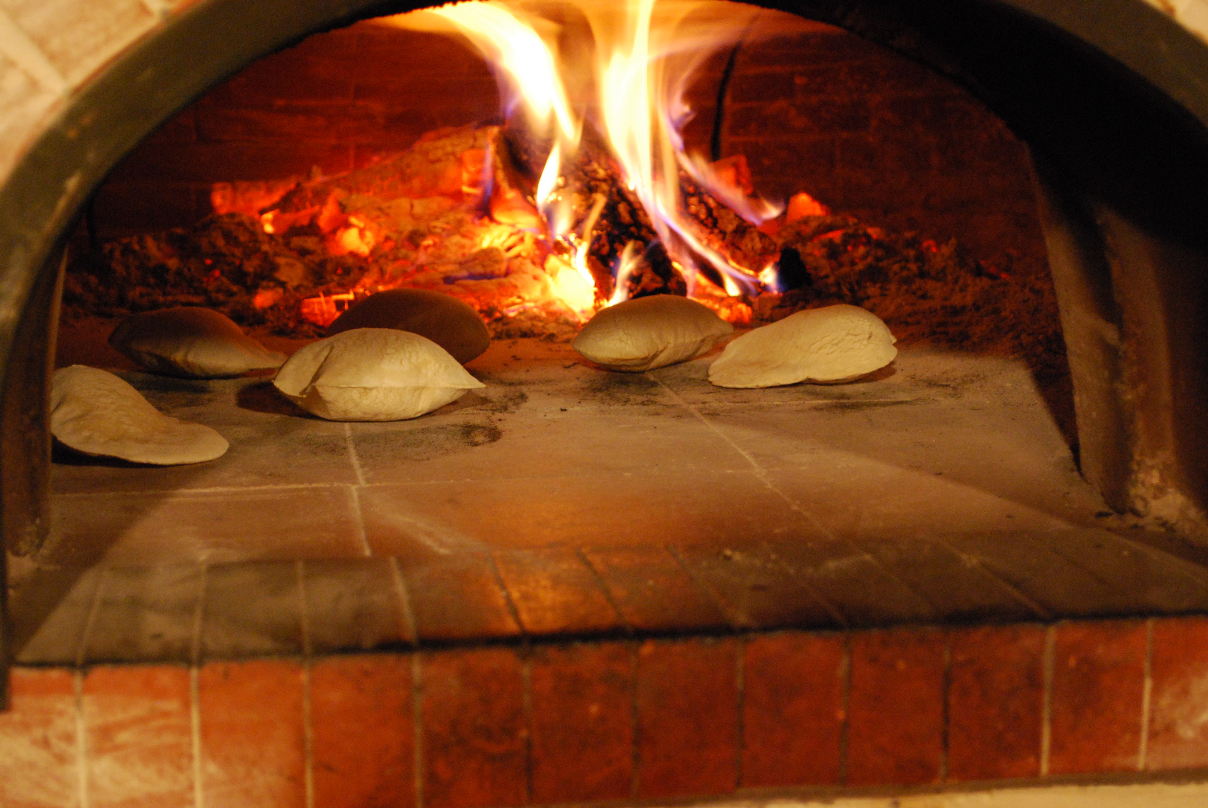 cuisson des Fouées dans le four à bois