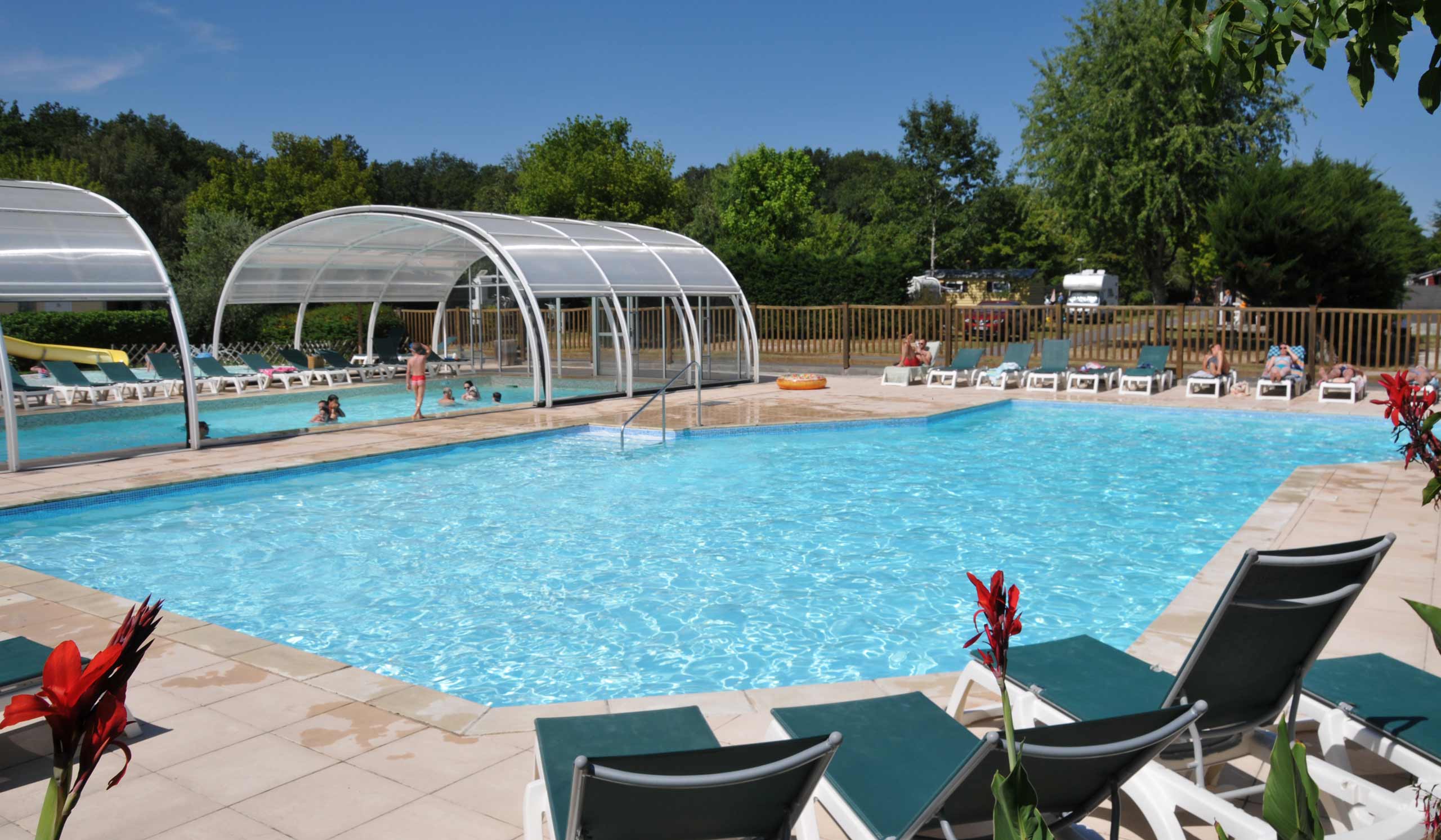 Piscine couverte chauffée - Camping la Mignardière