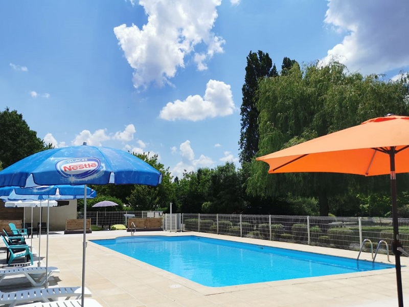 Piscine - Camping La Vallée de l'Indre - Monbazon, France.