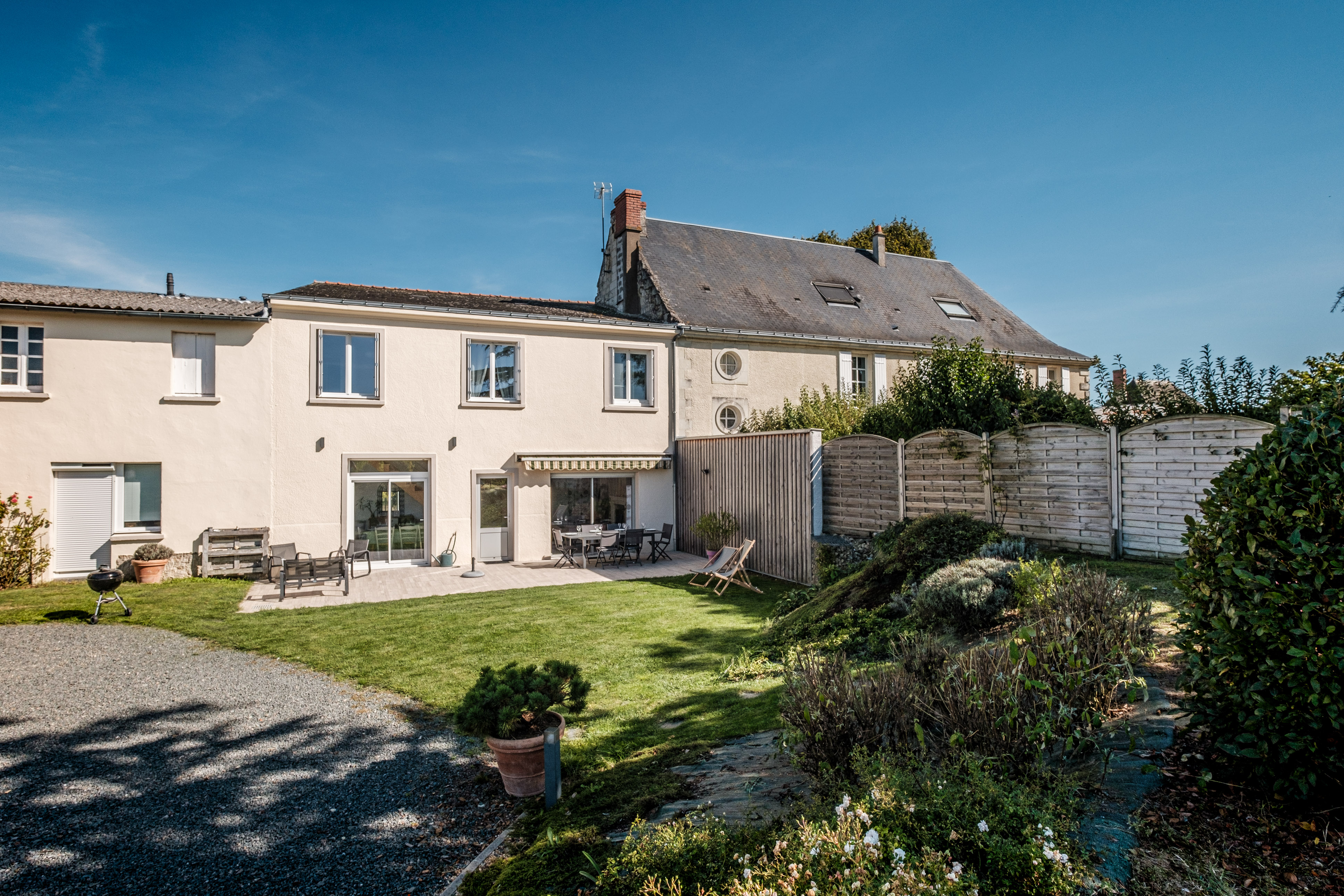 Le gîte et son jardin avec vue sur les vignes