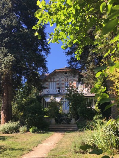 La maison principale derrière laquelle se niche la chambre d'hôtes