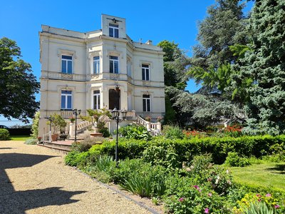 La maison principale vue du parc