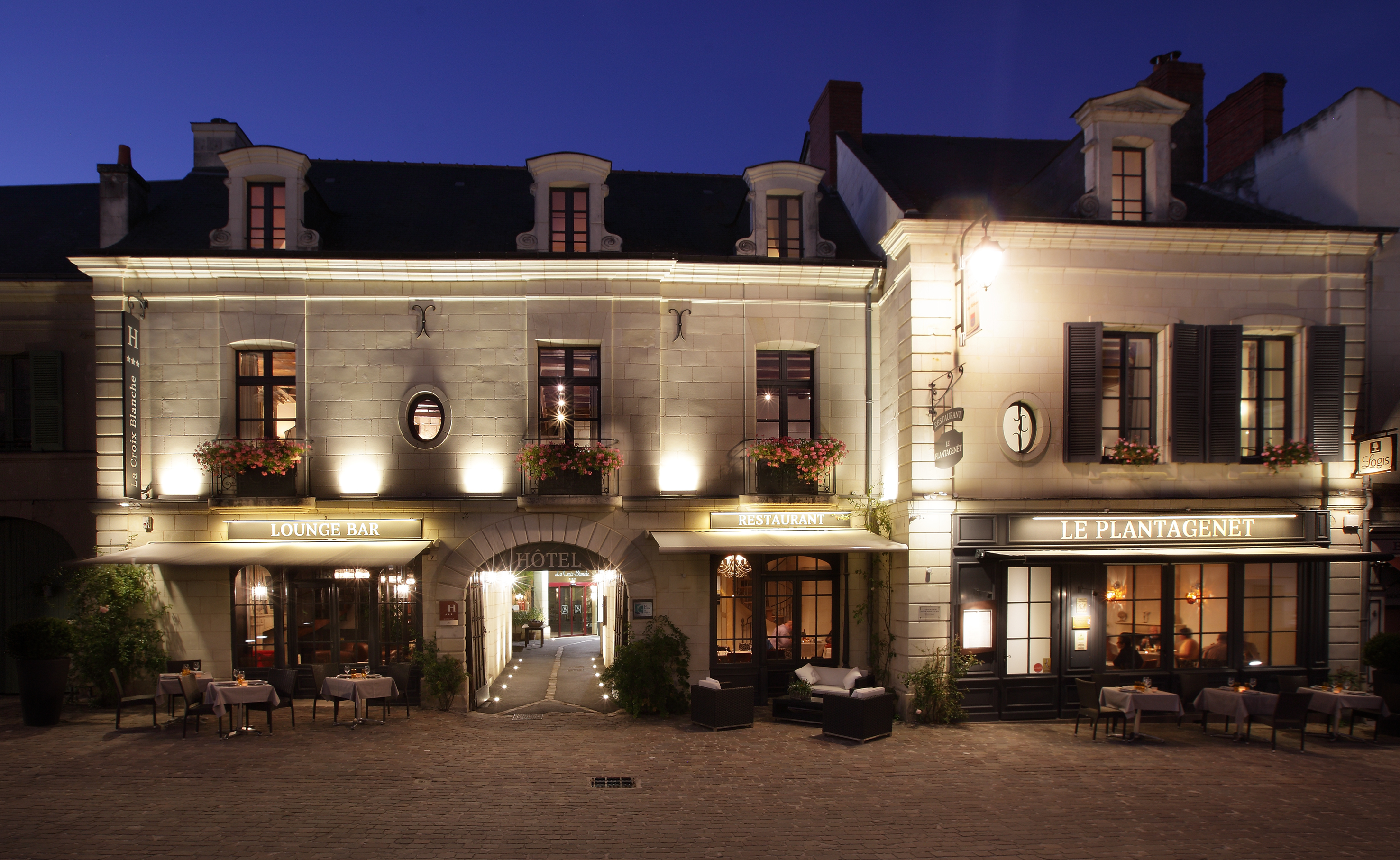 Façade de l'hôtel-restaurant de nuit