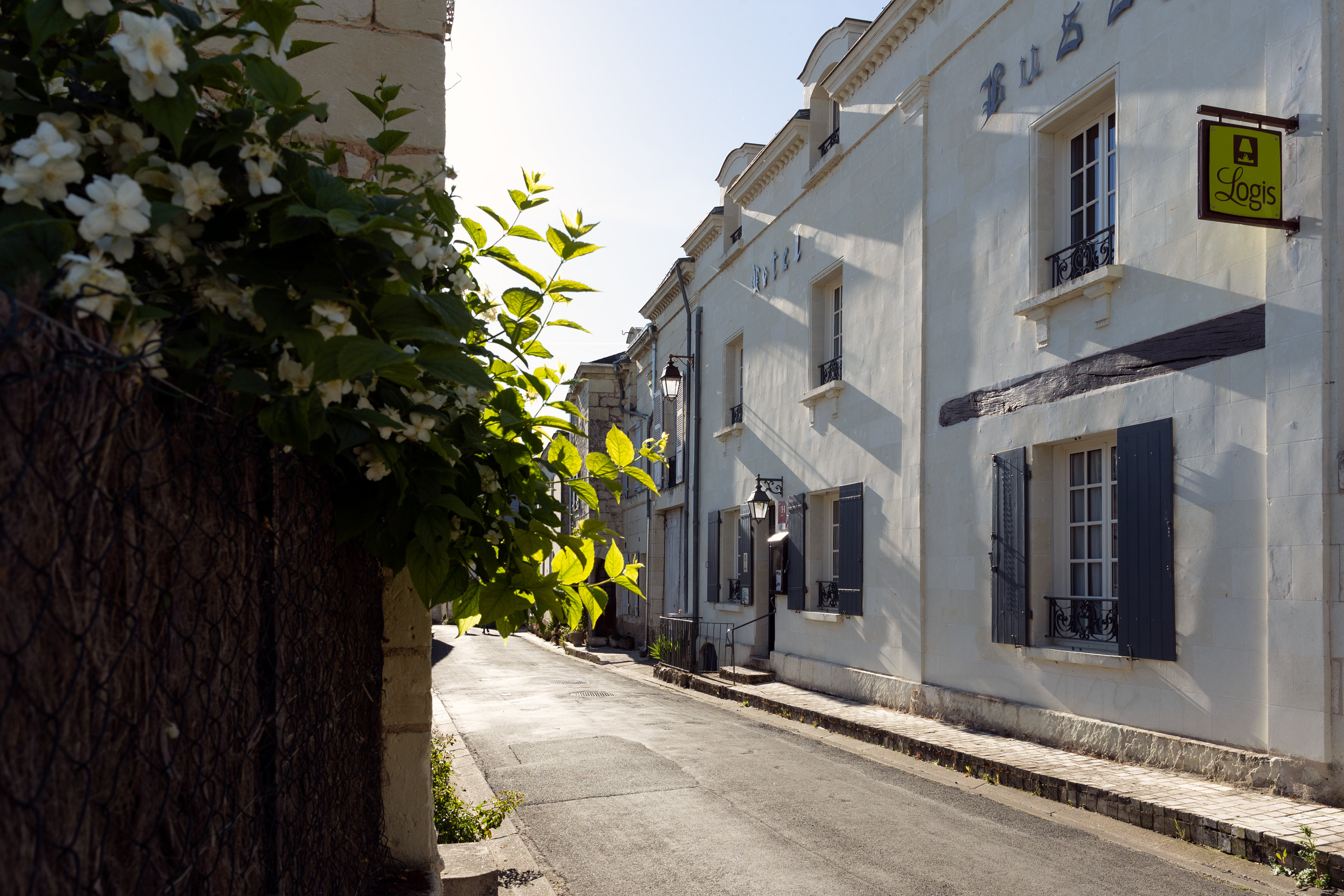 Façade hôtel le bussy vue de la rue