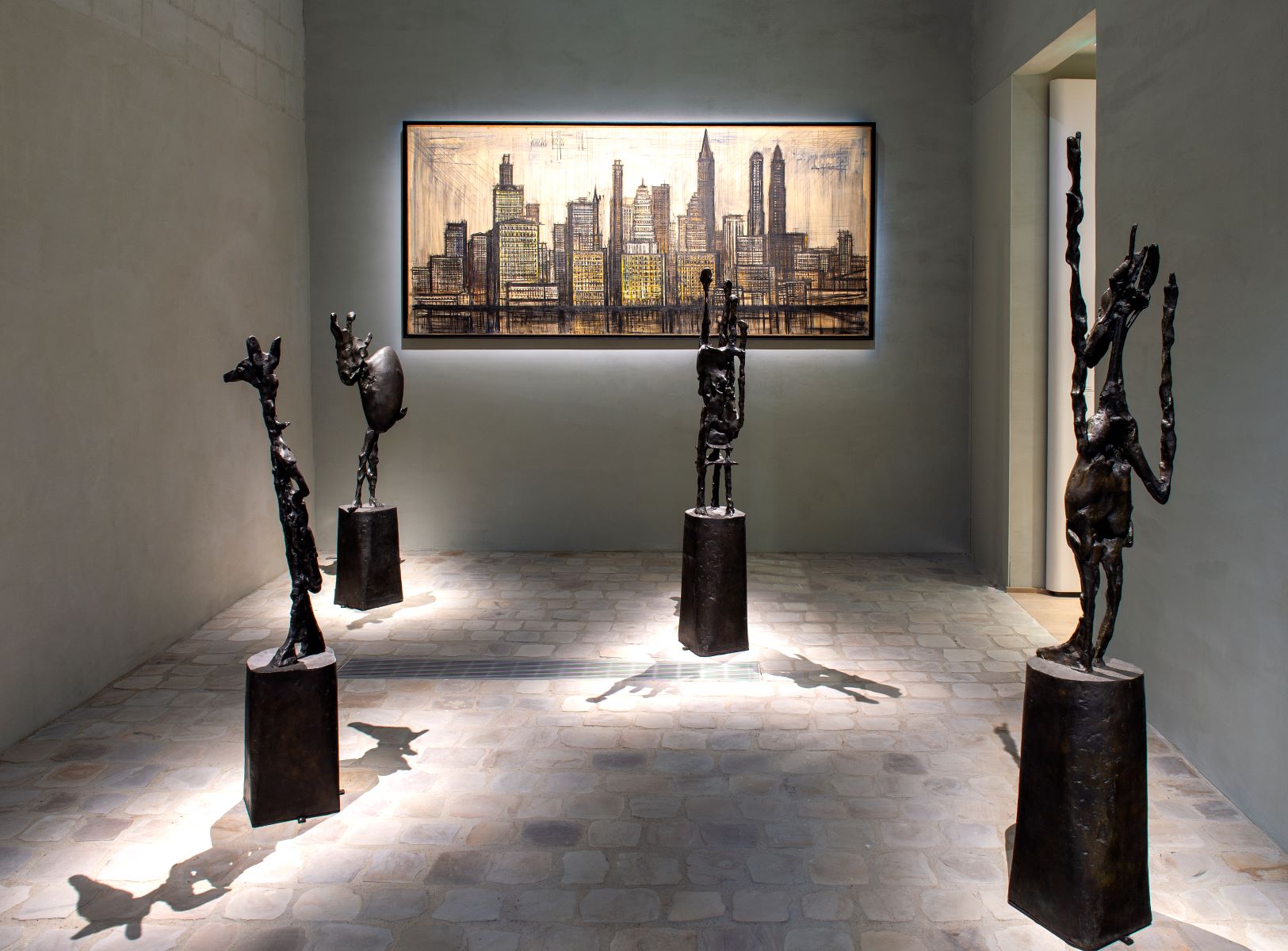 L’Échiquier de Germaine Richier et Vue de Manhattan de Bernard Buffet dans l’ancien passage cocher.