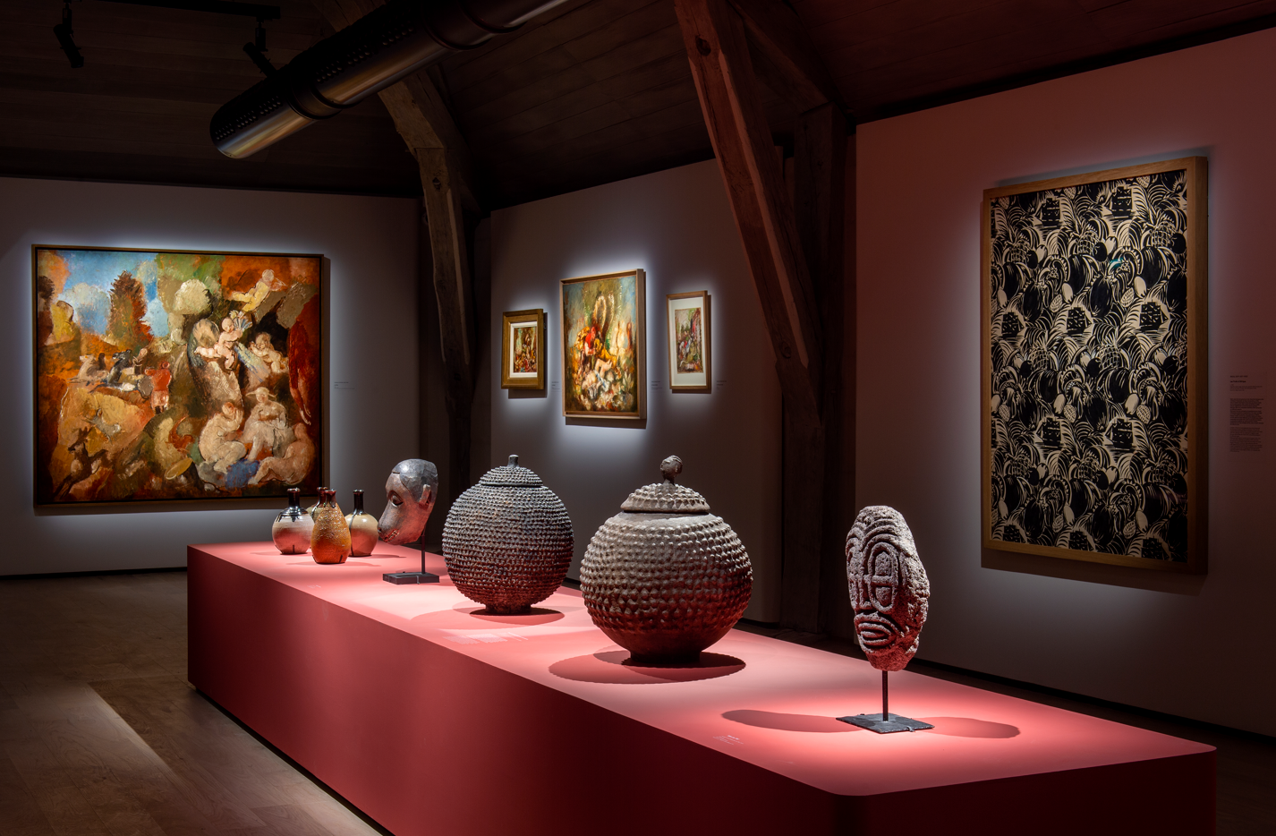 Peintures, œuvres graphiques et objets dans la salle consacrée aux arts décoratifs ©Fontevraud, le musée d'Art moderne