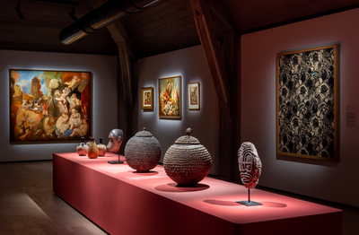 Peintures, œuvres graphiques et objets dans la salle consacrée aux arts décoratifs ©Fontevraud, le musée d'Art moderne