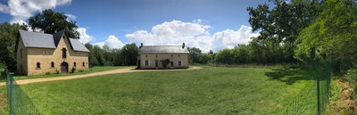 La maison , sa grange et son jardin clos