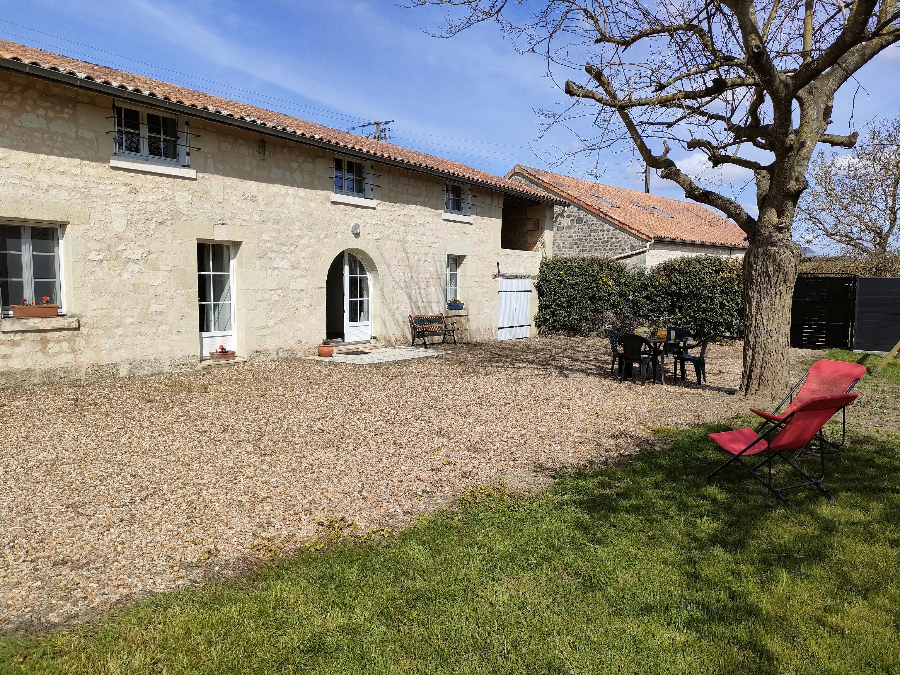 GITE LES TUFFEAUX AU JARDIN.jpg