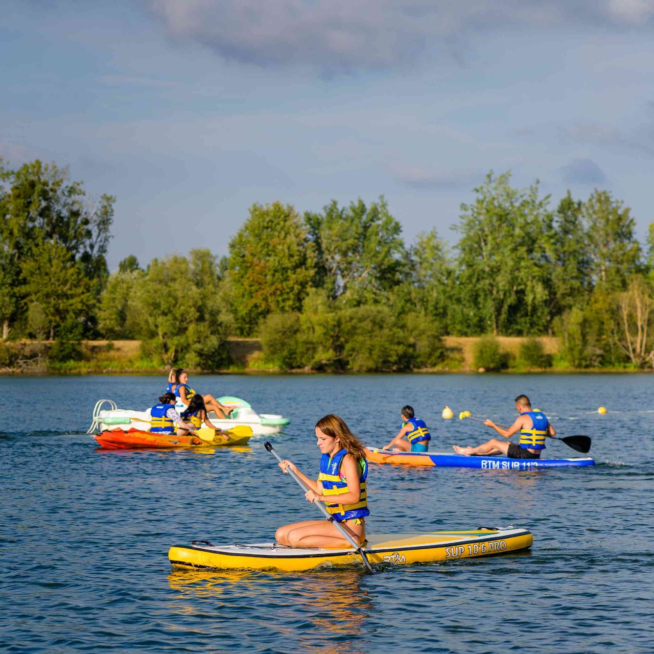 Activités Nautiques au Lac d'Hommes - Paddle, Canoë, Pédalo