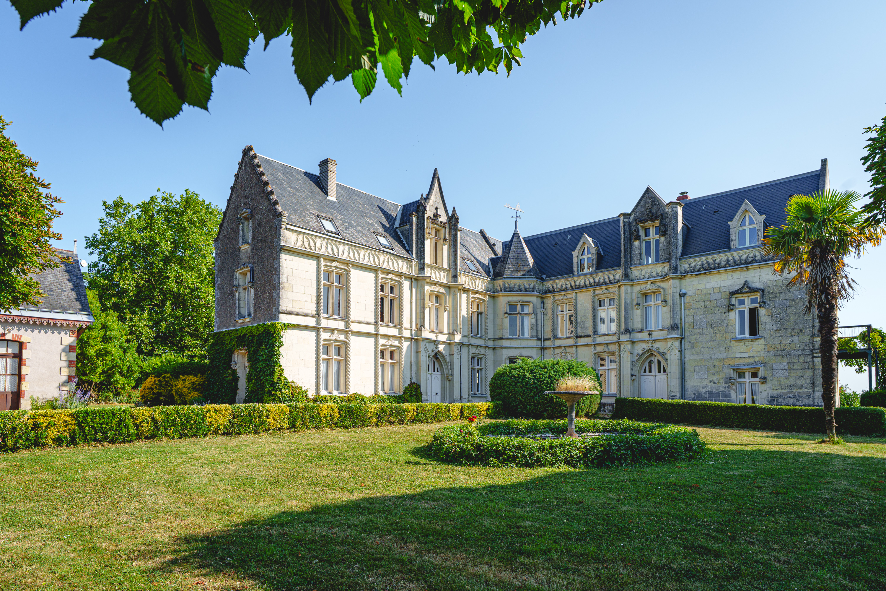 gite 10-15 personnes - façade Chateau Sainte Radegonde