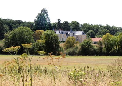 Vue sur le Château de Valesne randonnée avec Musée Balzac