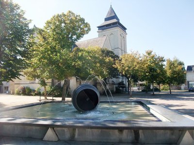 Le clocher de l'église Notre-Dame et la fontaine zen