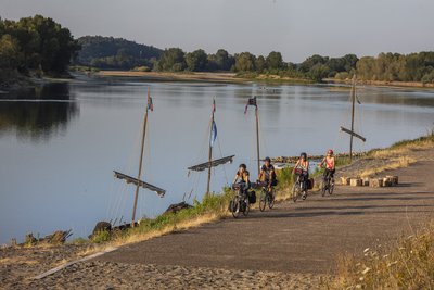 Cyclistes sur le port de Bréhémont