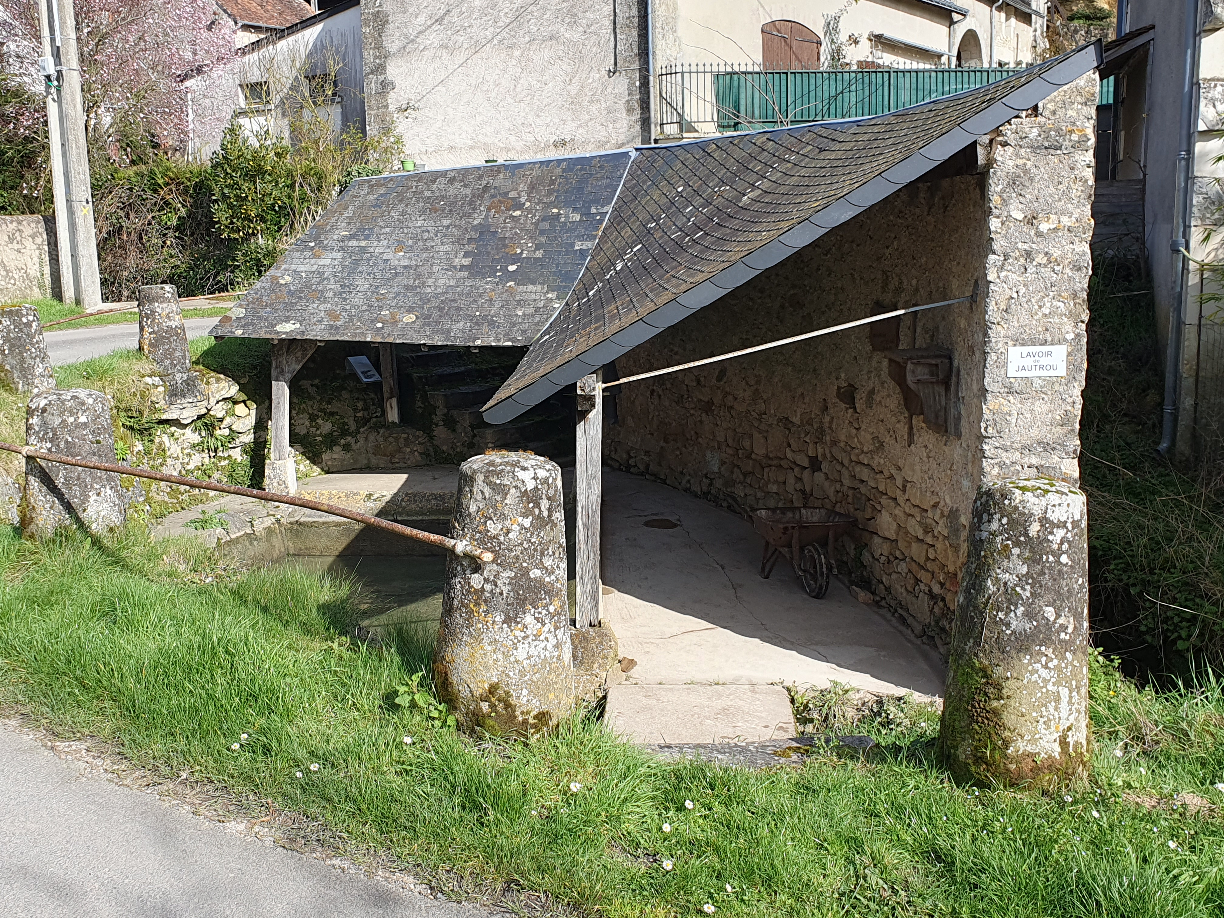 Photographie du lavoir du Jautrou, l'un des nombreux lavoirs sur cette randonnée.