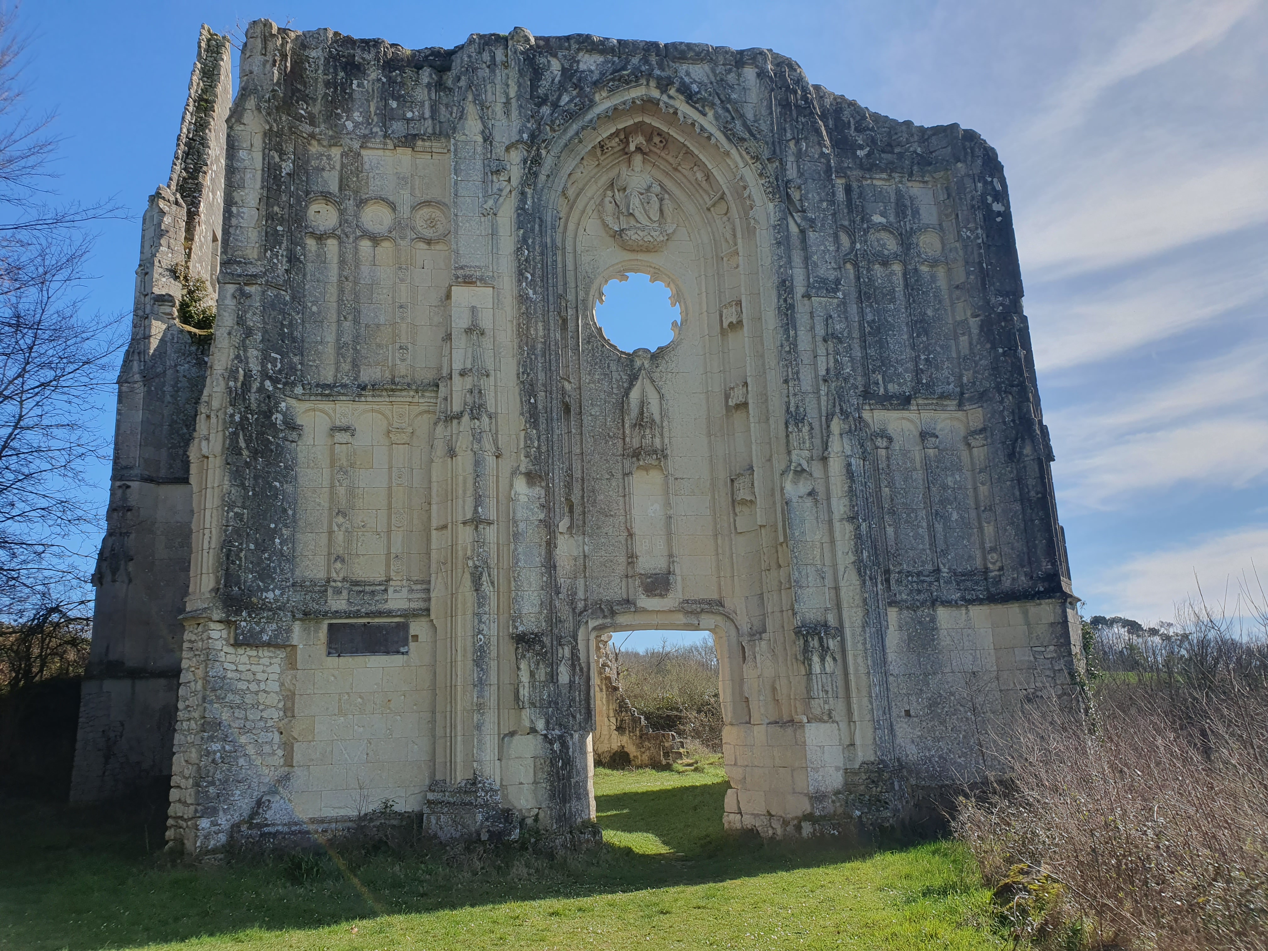 Photographie de la collégiale des Roches-Tranchelion.