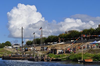 Vue sur le port de Bréhémont