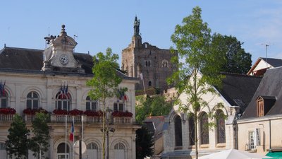 Mairie et la forteresse en arrière plan