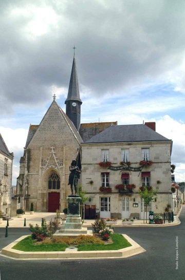 Eglise Sainte-Catherine-de-Fierbois et sa statue Jeanne d'Arc