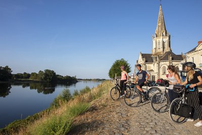 Cyclistes sur le port de Bréhémont